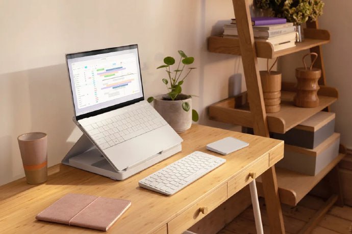 罗技近日发布了一款名为「Casa Pop-Up Desk」的笔记本桌面办公套件，这套组合产品包含一个带收纳设计的笔记本电脑支架，以及一套可收纳进支架下储物空间的键盘+触控板