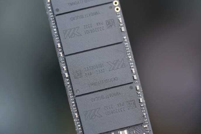 12月8日，长江存储致态正式发布了Ti600和TiPlus7100的4TB容量版本，售价分别为1299元和1799元(采用232层颗粒，单颗粒1T）