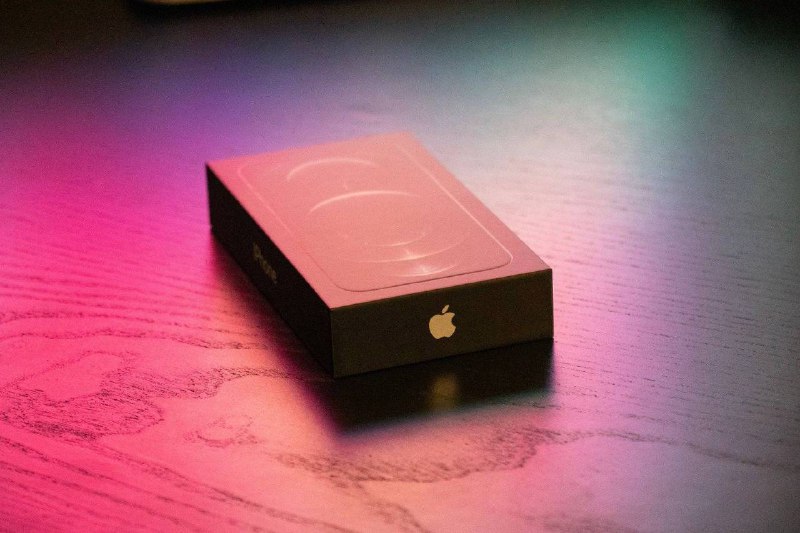 苹果开发新设备，免开盒更新 iPhone 系统为了让用户拿到手机后第一时间体验最新版的系统，苹果打造了一款可不拆开包装盒就能在零售店完成 iPhone 系统更新的设备
